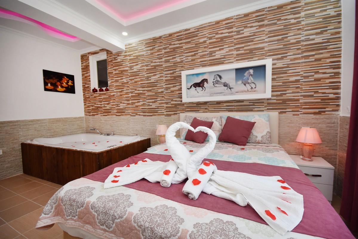 Luxury Villa with Private Pool and Jacuzzi — 10