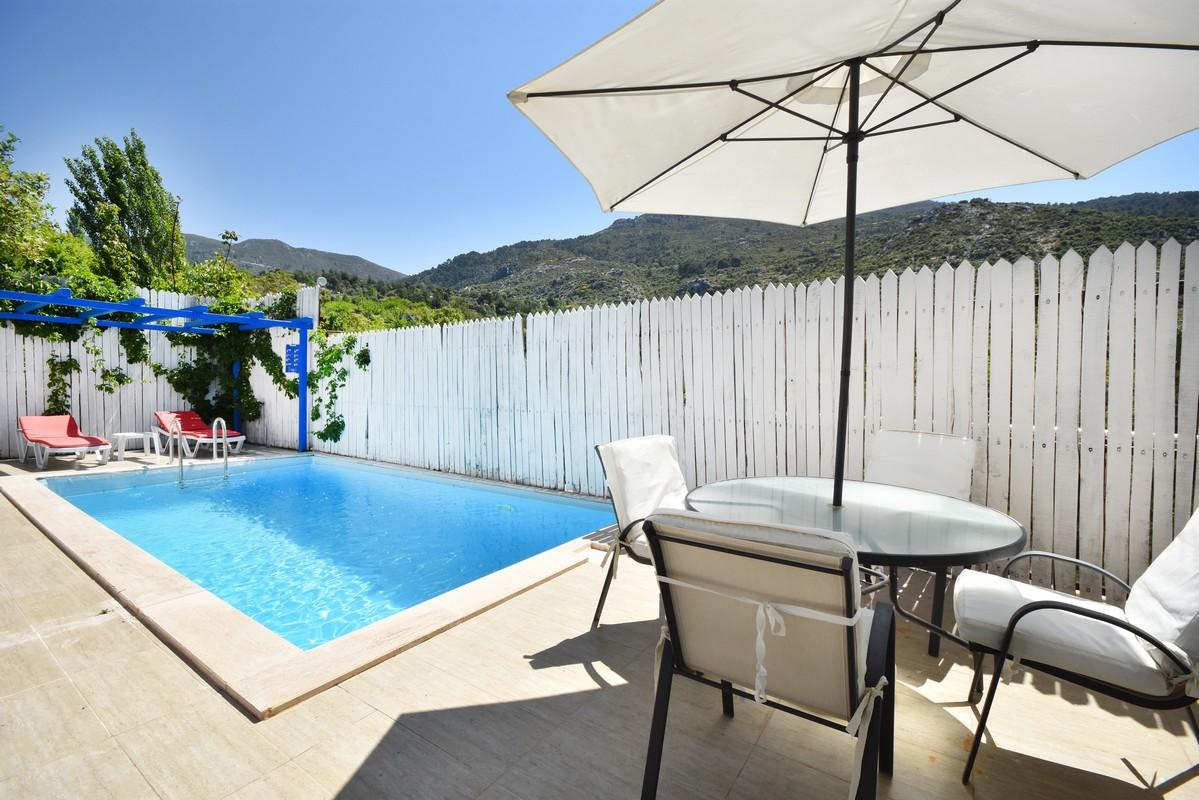 Luxury Villa with Private Pool and Jacuzzi — 11