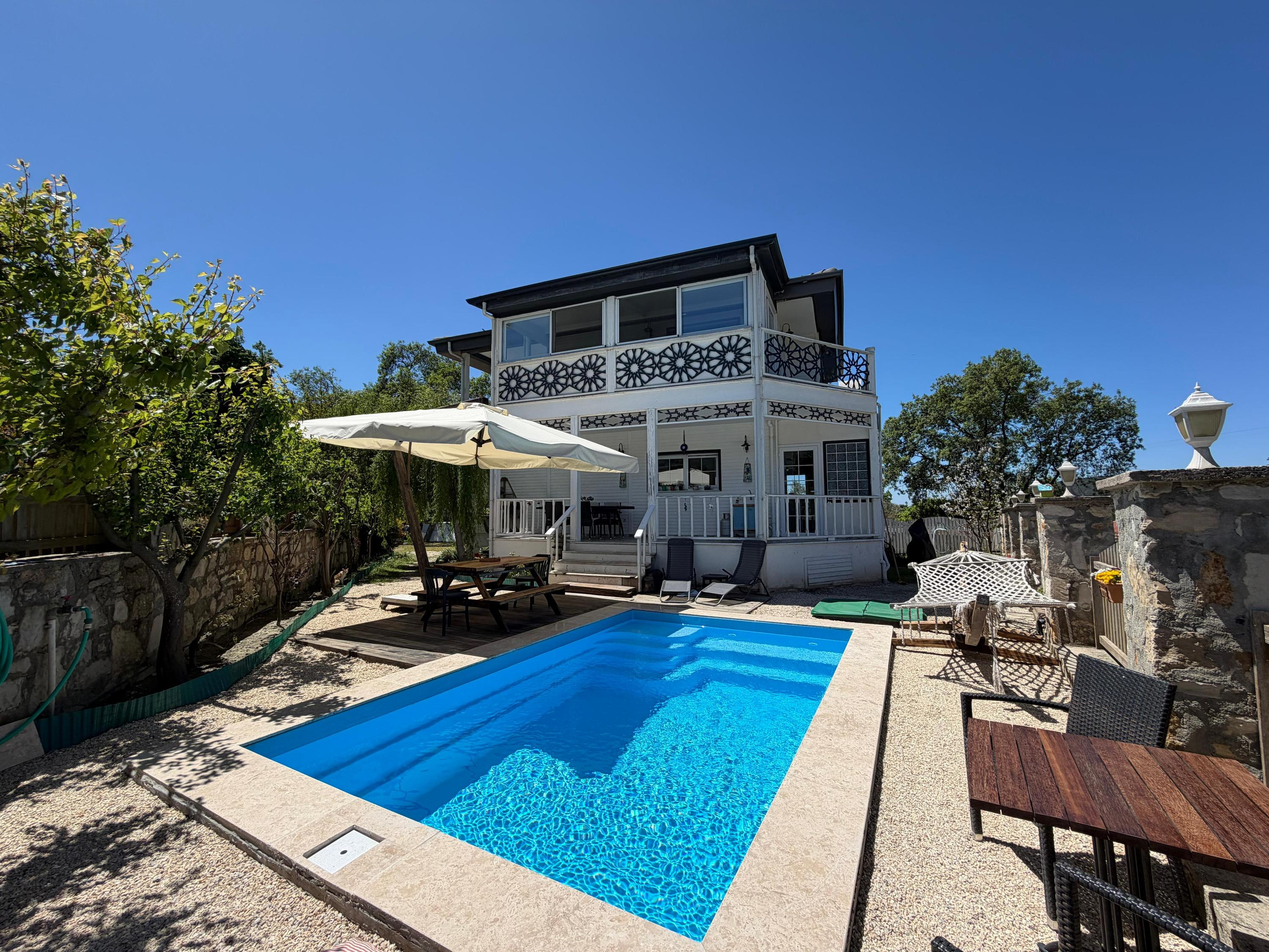 Doğanın içinde havuzlu villa