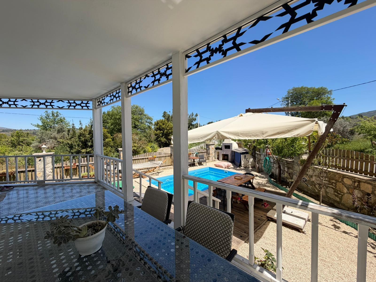 Doğanın içinde havuzlu villa — 3