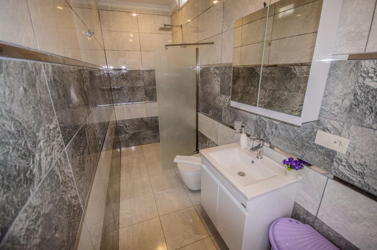 Luxury Villa with Private Pool and Jacuzzi — 4