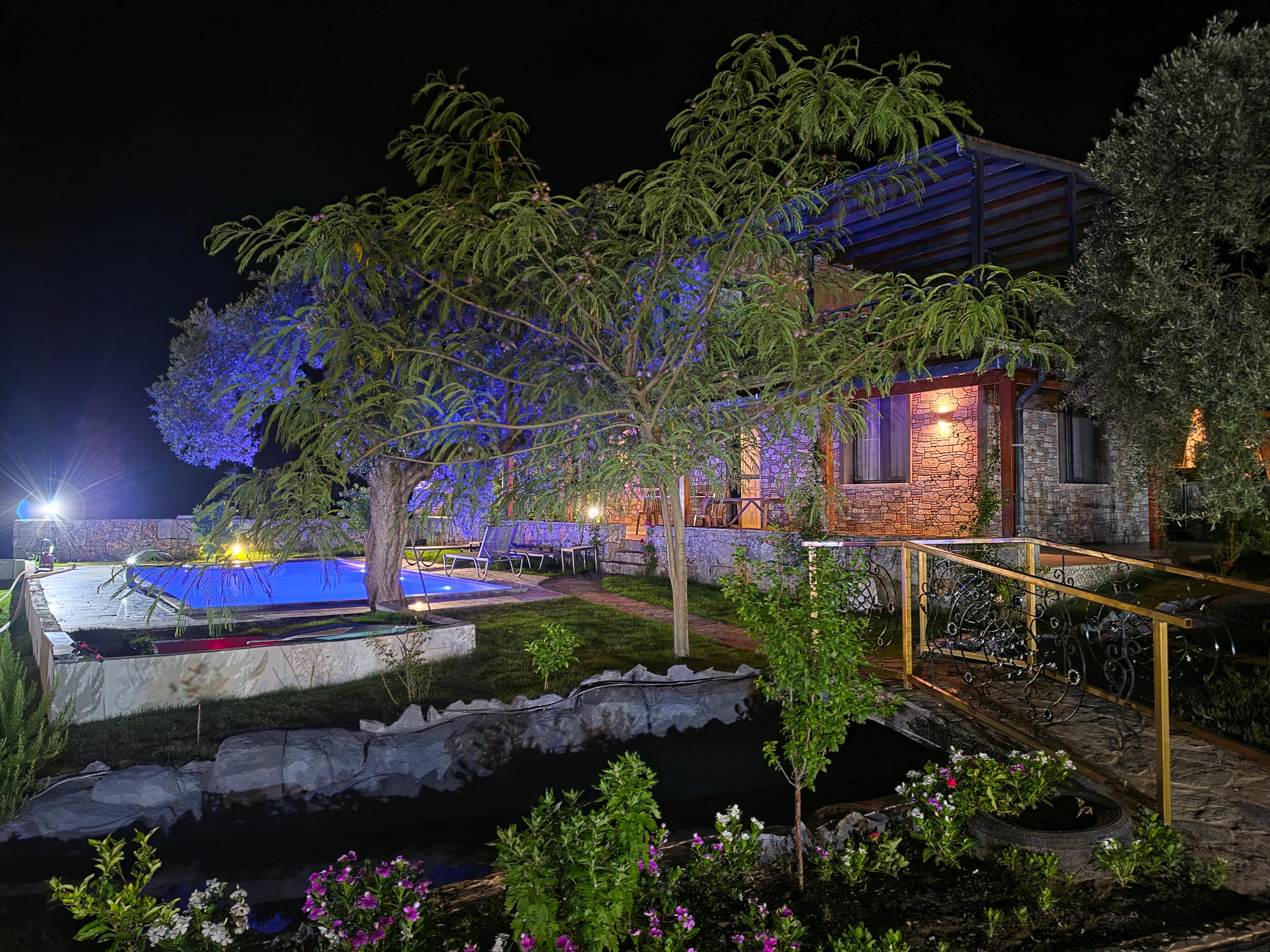 Private Villa with Pool and Jacuzzi for 6 Guests — 2