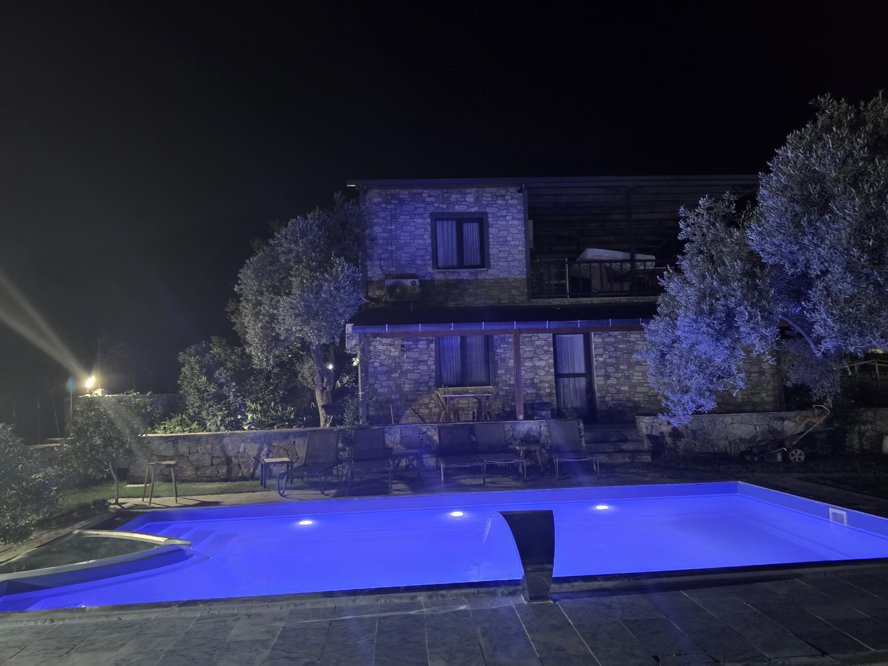 Private Villa with Pool and Jacuzzi for 6 Guests