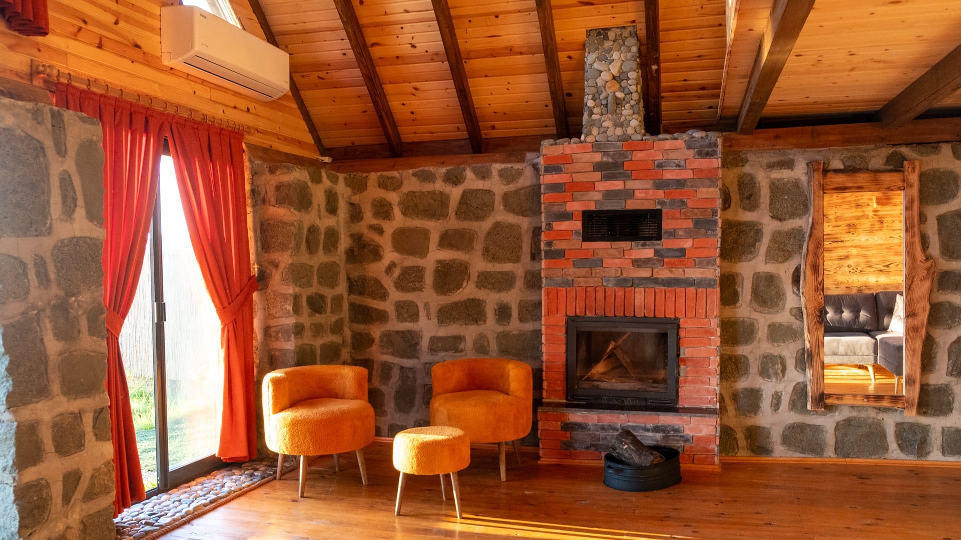 Bungalow with Jacuzzi and Fireplace — 5