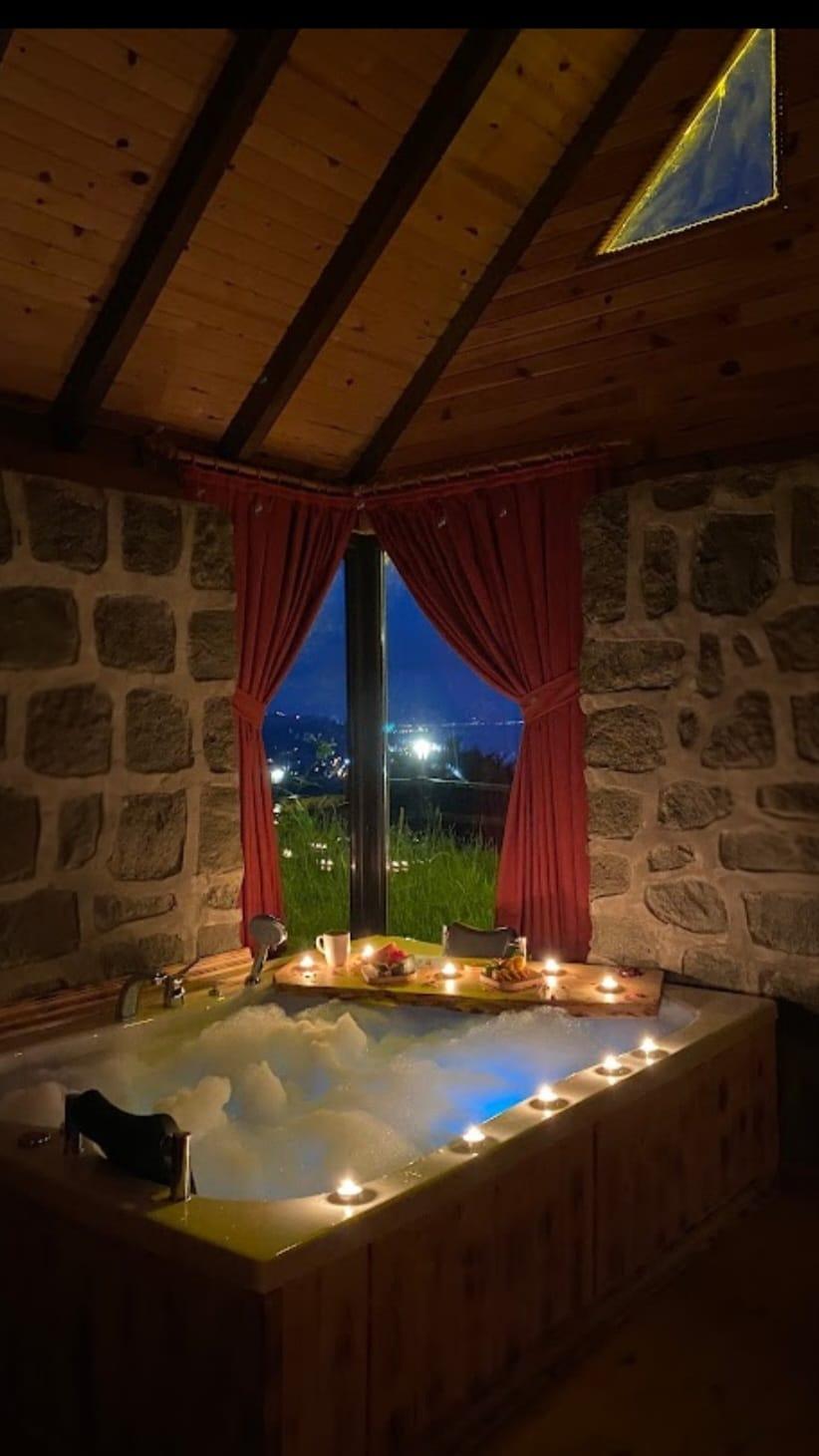 Bungalow with Jacuzzi and Fireplace — 2