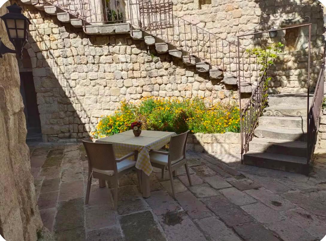 Hideaway Cave House with Garden — 8