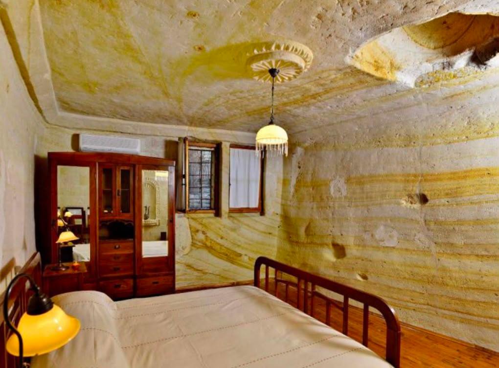 Cave-Life House — 2