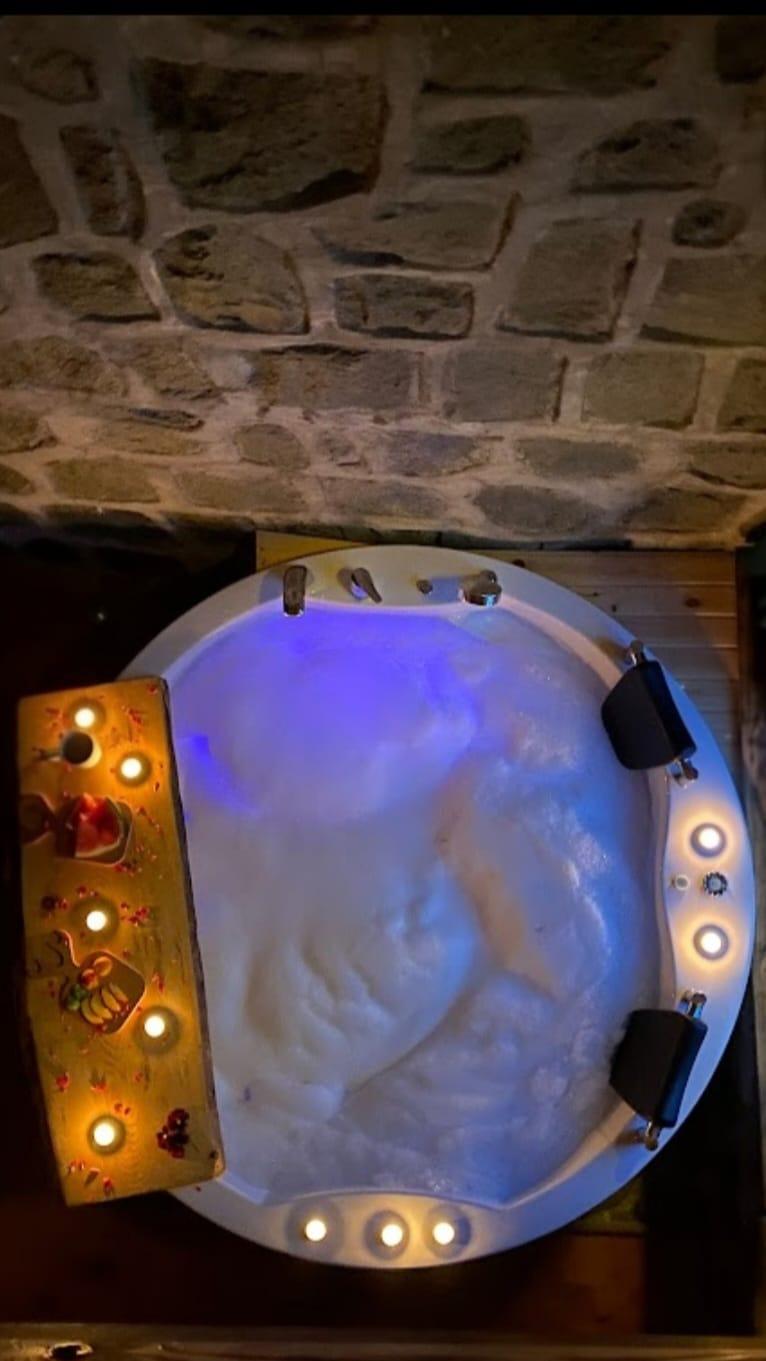 Bungalow with Jacuzzi and Fireplace — 4