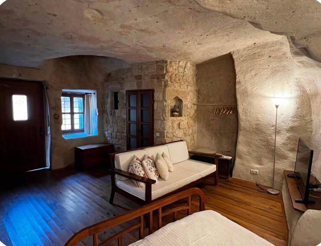 Twin Arch Cave House — 9